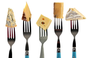 Morceaux de fromages différents piqués sur des fourchettes sur fond blanc