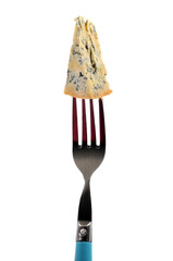 Morceau de Roquefort piqué sur une fourchette sur fond blanc