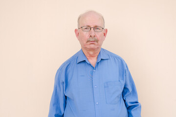 Obraz premium Portrait of senior businessman looking at camera