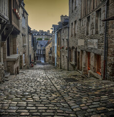 Célèbre Rue du Jerzual à Dinan en Bretagne, ambiance médiévale et typique