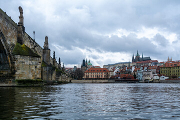 Obraz premium The famous Carles-Bridge in Prague on a cold winter day with a dramatic sky