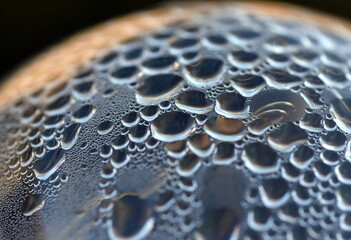 Kondenztropfen auf einer Glaskugel