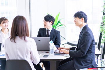 綺麗なオフィスで働く若い会社員