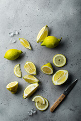 Citrons jaunes et verts découpés en rondelles et quartiers