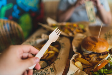 Enfoque selectivo sobre un tenedor de madera 