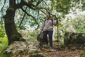 Chica joven guapa andando por sendero en ruta verde en la sauceda,andalucia