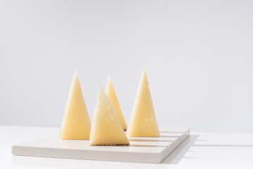 Trozos de queso manchego de oveja curado sobre una mesa blanca. Aperitivo español	