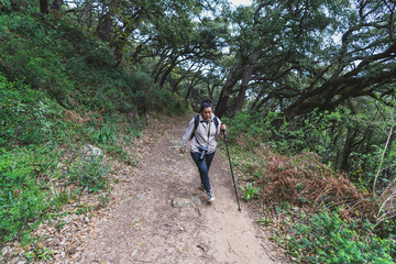 Obraz premium Chica joven guapa con cámara de fotos en ruta de sendero verde por la sierra de la sauceda 