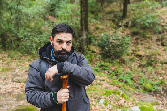 Chico con barba realizando senderismo por la sierra de andalucia