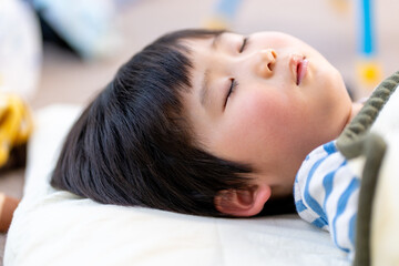 昼寝する子供