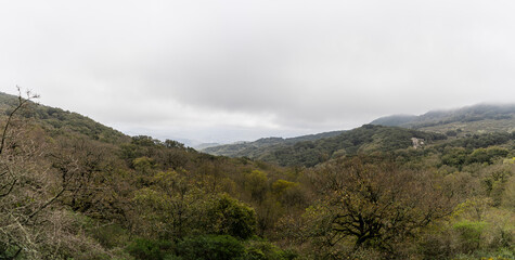 Panorámica de paisaje de montaña en el pico del aljibe en Málaga , la sauceda