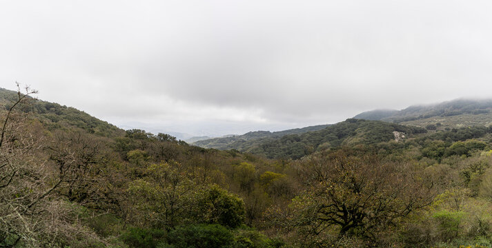 Panor&aacute;mica de paisaje de monta&ntilde;a en el pico del aljibe en M&aacute;laga , la sauceda