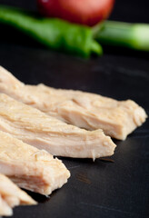 Detalle de lomos de atún con pimiento verde