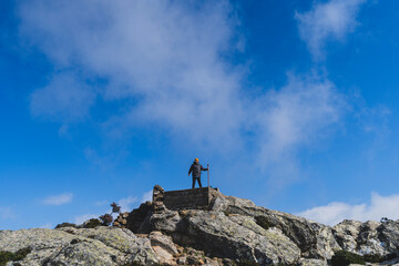 Chico encima de mirador del pico de montaña