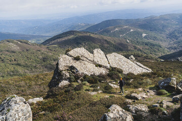 Paisaje montañoso en Andalucía con chico haciendo senderismo en la parte inferior de la imagen
