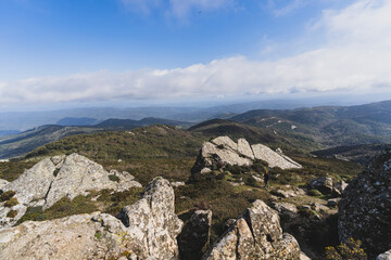 Paisaje montañoso en Andalucía con chico haciendo senderismo en la parte inferior de la imagen