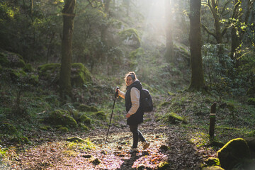 Chica guapa de senderismo con palo de caminar