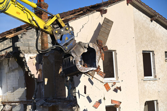 chantier de d&eacute;molition d'un b&acirc;timent d'habitation v&eacute;tuste