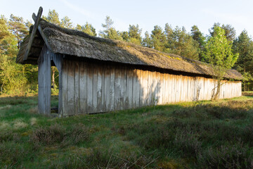 Traditioneller Bienenzaun mit Reetdach in der Lüneburger Heide