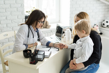 Obraz premium Pediatrician Meeting With Mother And Child In Hospital