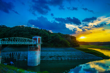 多摩湖・村山上貯水池の夕暮れ