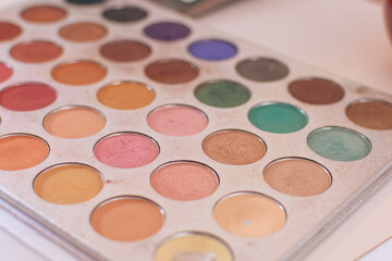 Set de maquillaje y sombras para ojos con amplia gama de colores. Cosméticos.