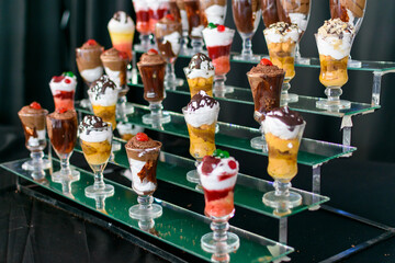 Escalera de postres coloridos en fiesta de casamiento. 