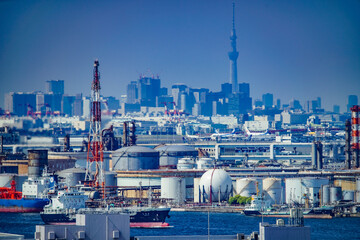 京浜工業地帯と東京のビル群