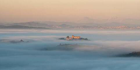 Il castello sopra la nebbia