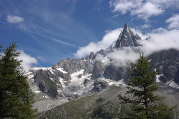 Vue d'un pic de montagne transperçant un ciel nuageux