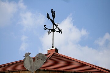 屋根の上の風見鶏 - obrazy, fototapety, plakaty
