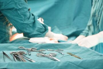 Obraz premium The surgical device is placed on a sterile green cloth in the operating room.