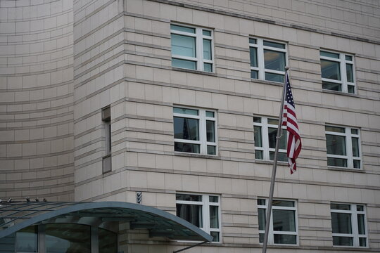 US-amerikanische Flagge an der Botschaft der USA in Berlin
