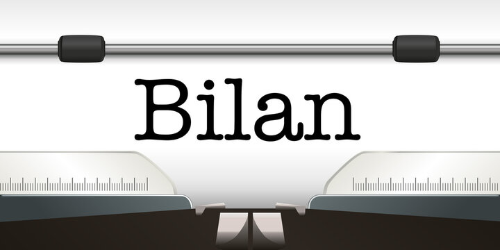 Le mot bilan &eacute;crit &agrave; la machine &agrave; &eacute;crire sur une page blanche, pour pr&eacute;senter un document d&rsquo;entreprise.