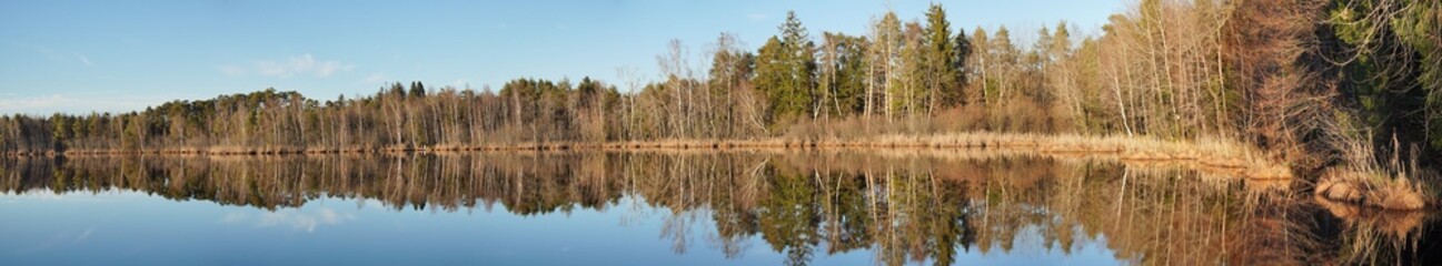 Fototapeta na wymiar Herbstspaziergang am Silfinger See: Schöne Spiegelungen