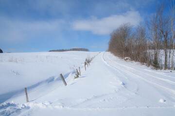 Obraz premium Road in a winter countryside landscape in the province of Quebec, Canada