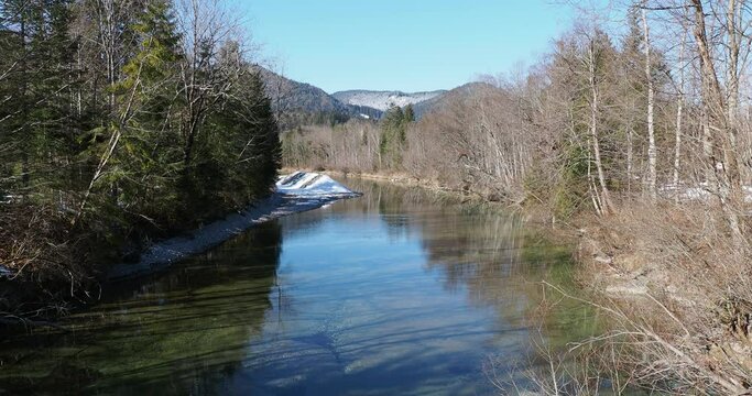 Fluss Wei&szlig;ach in Oberbayern. Die letzten Flusskilometer, Lebensraum Seeufer, biotope und Vogelschutz am M&uuml;ndung in den Tegernsee (Ringseeinsel)
