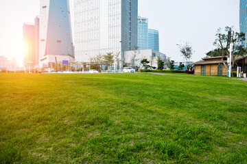 Obraz premium Grass field with modern office building