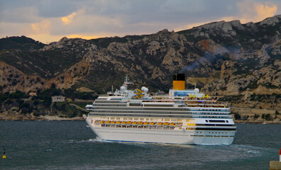 Costa Kreuzfahrtschiff Costa Fascinosa verläßt Hafen von Marseille - Cruiseship cruise ship liner...