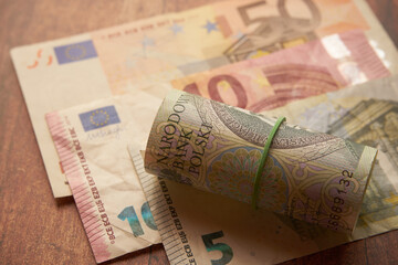 sto złotych i banknoty euro 