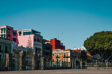 Fototapeta na wymiar Streets of the city of Puebla, colonial baroque style