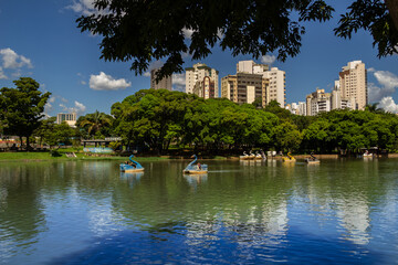 Vista de um lago em um parque público da cidade de Goiânia. Lago das Rosas. Onde as famílias...