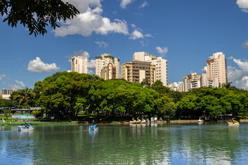 Vista de um lago em um parque público da cidade de Goiânia. Lago das Rosas. Onde as famílias...