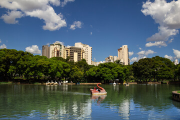 Vista de um lago em um parque público da cidade de Goiânia. Lago das Rosas. Onde as famílias...