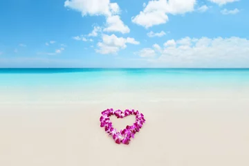 Fototapete Bora Bora, Französisch-Polynesien Heart shape lei flowers on perfect white sand beach for Hawaii honeymoon romantic vacation getaway travel. Pink orchids flower necklace lying on paradise background.