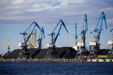 Obraz premium cranes in industrial harbor