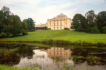 Fototapeta na wymiar Pavlovsk Palace and park