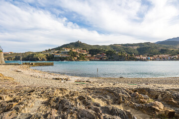 Vue sur le Fort Saint-Elme et l’Ansa de la Baleta depuis la Plage Saint-Vincent de Collioure (Occitanie, France)