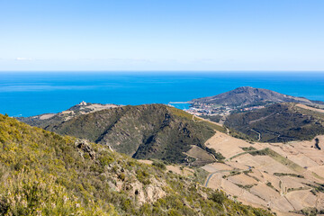 Vue sur le Fort Saint-Elme, le Fort Dugommier et le Fort Béar dominant la mer et la ville de Port-Vendres (Occitanie, France)