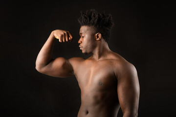 Obraz na płótnie Canvas attractive african male with muscles 